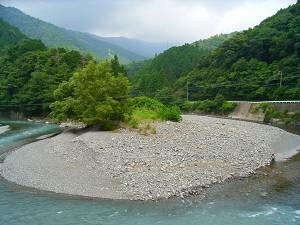 �C�c��͔��d���O��180�x�֍s���Ă���